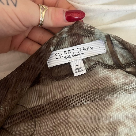 Brown and Creamy Tie-Dye Top - Picture 4 of 4